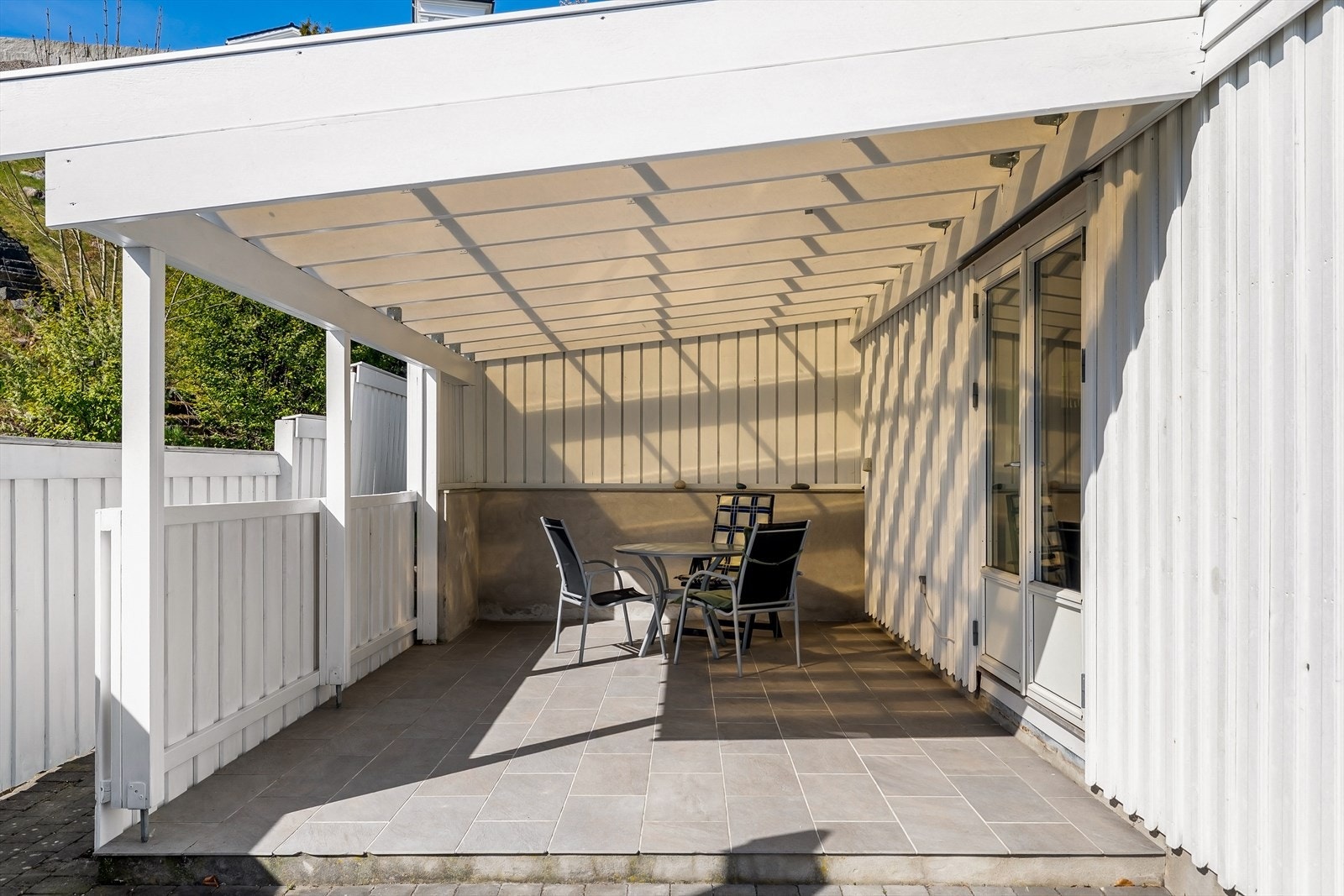 Terrassen er både romslig og overbygget, noe som gir fine uteopphold uansett vær. Galleribilde