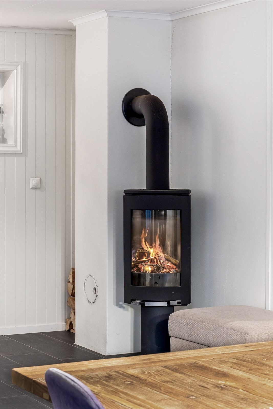 Moderne, rentbrennende vedovn som gir både god varme og hyggelig atmosfære. Galleribilde