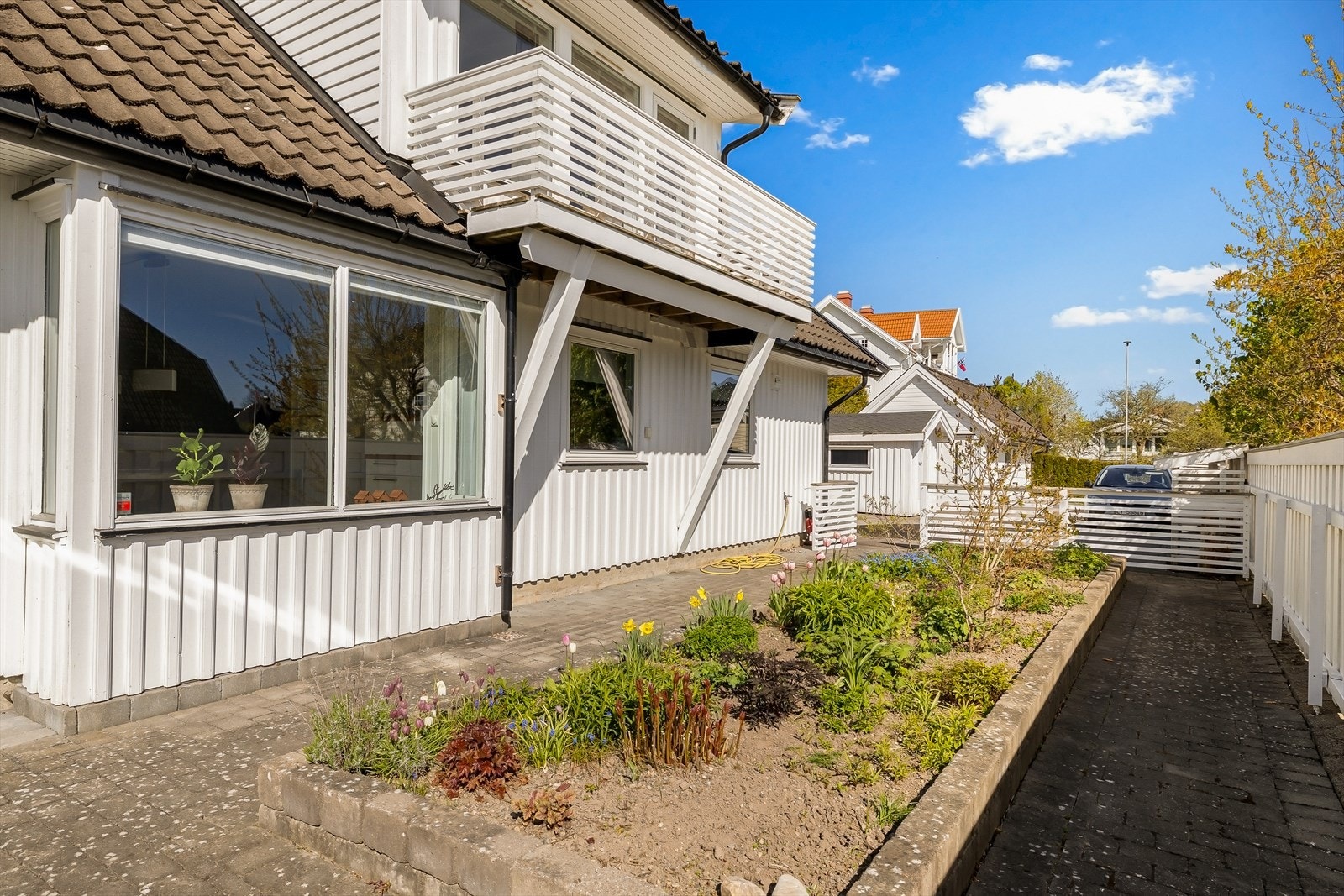 På østsiden av huset finnes et stort staudebed som gir et grønt og frodig preg, og bidrar til et pent og velstelt uteområde. Galleribilde