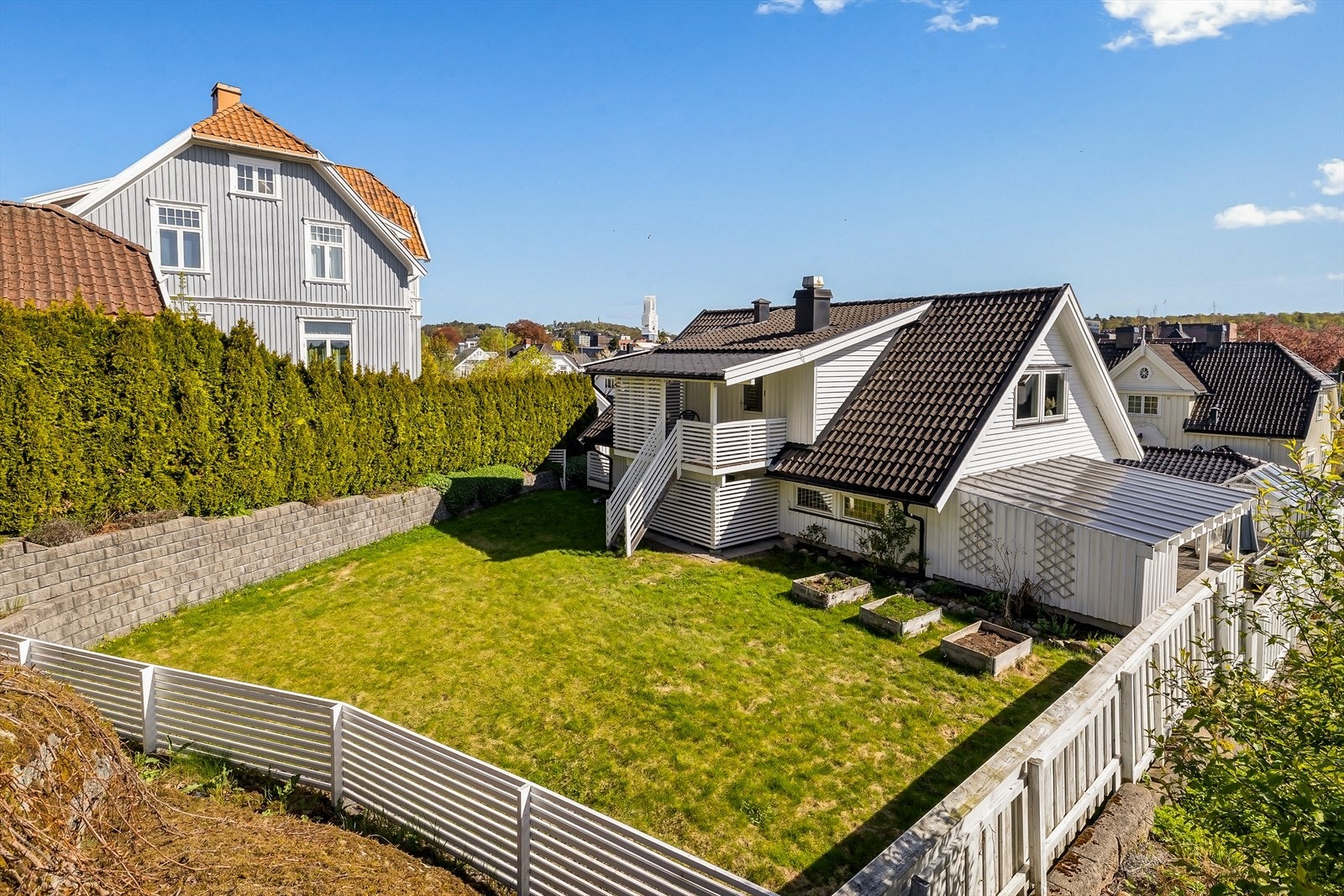 Usjenert hage med skjermet beliggenhet - et trygt og hyggelig uteområde for både lek og avslapning. Galleribilde
