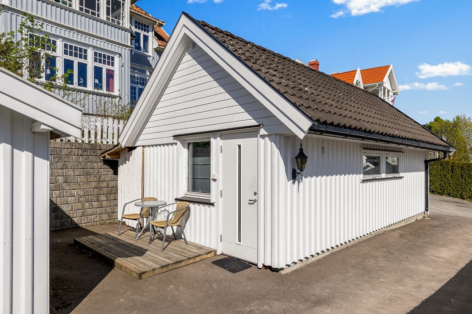 Eiendommen har en separat utleiebolig som kan gi solide leieinntekter. Utleiedelen fremstår som en praktisk og fleksibel løsning, enten man ønsker å leie ut fast, bruke den til generasjonsbolig eller som gjestedel. Galleribilde