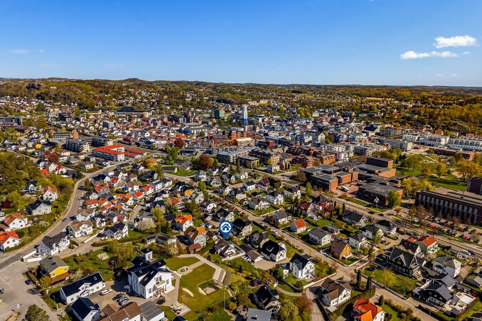 Attraktiv beliggenhet nær sentrum gir enkel adkomst til et bredt utvalg av servicetilbud og gjør hverdagen både praktisk og fleksibel. Galleribilde