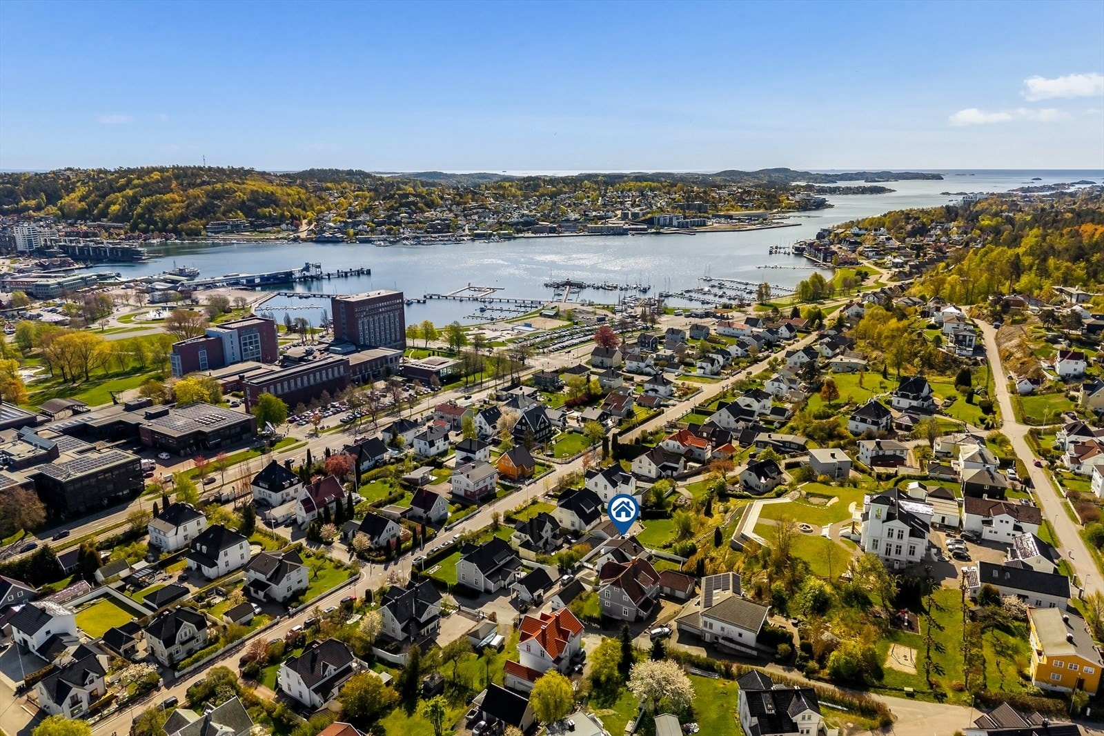 Her bor du med fjorden og alle sentrumsfunksjoner i gangavstand, med enkel tilgang til butikker, serveringssteder, kollektivtilbud og øvrige servicetilbud. Galleribilde