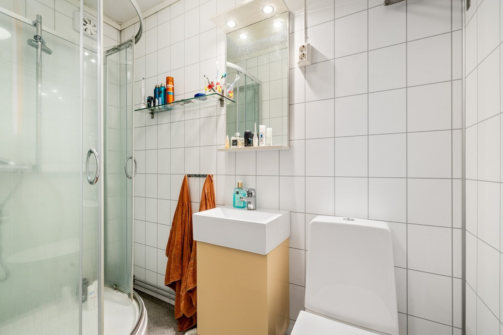 Badet fremstår som lyst og trivelig, med funksjonell løsning. Galleribilde