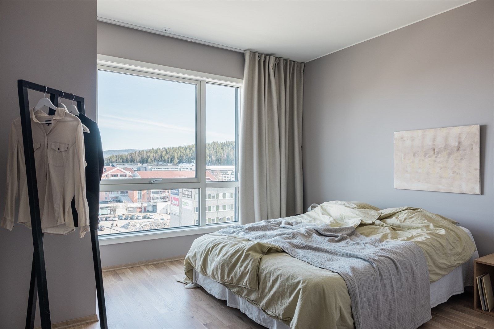 Boligen har tre soverom. Hovedsoverommet har plass til dobbeltseng med tilhørende nattbord. Videre er det plass til klesoppbevaring i skyvedørsgarderobe. Galleribilde