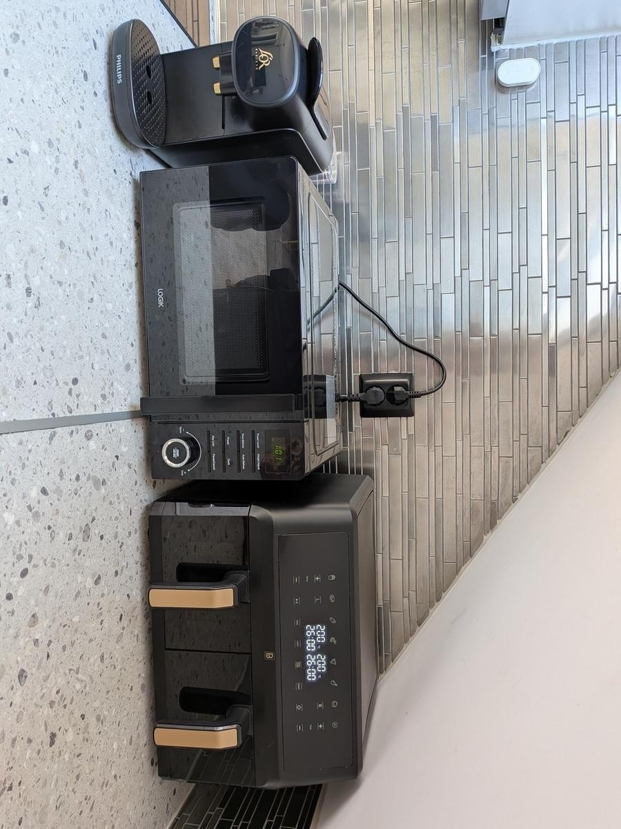 Coffee machine, microwave and double airfryer Galleribilde