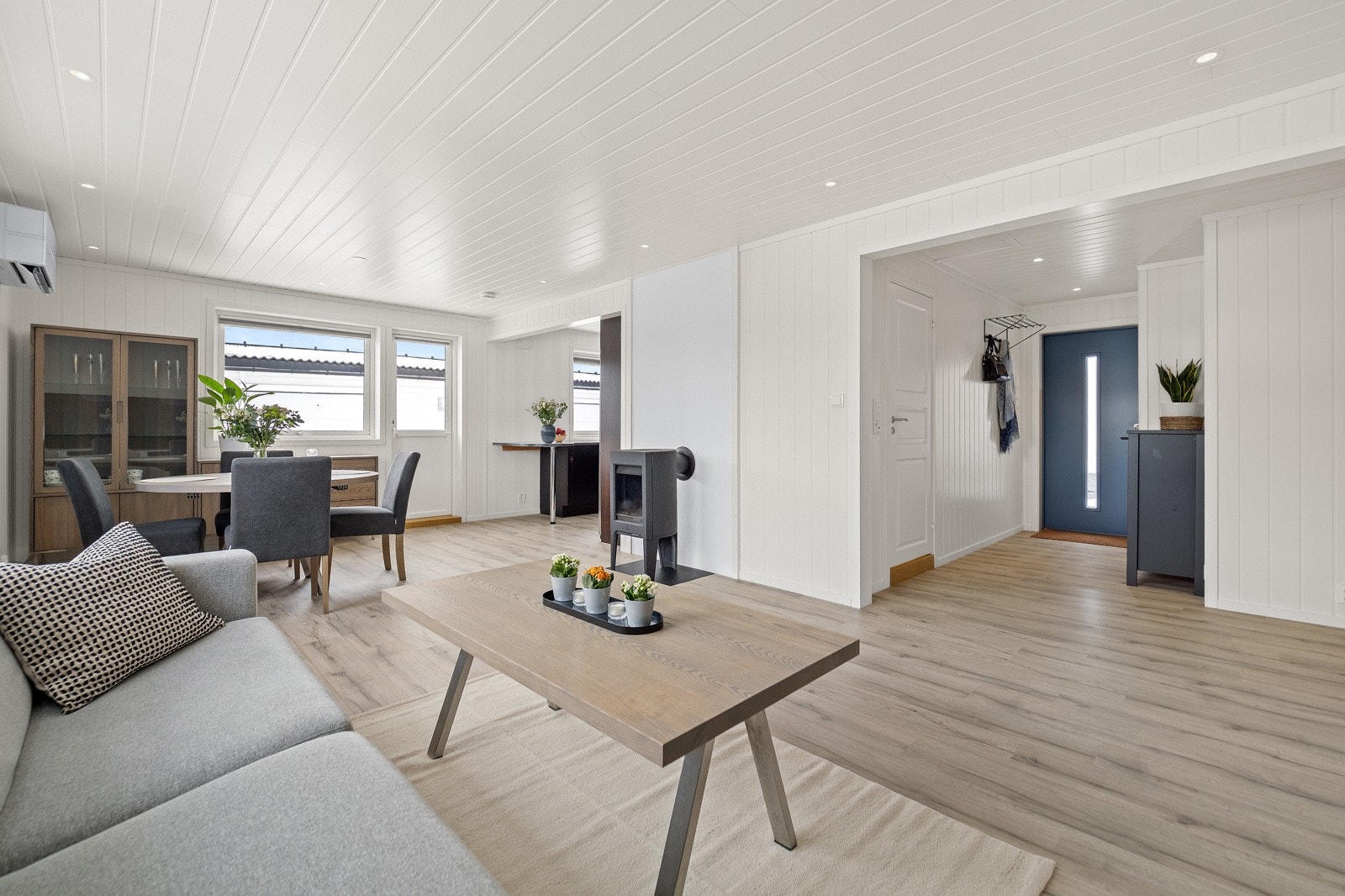 Stue med god plass til både sofagruppe og spisebord Galleribilde