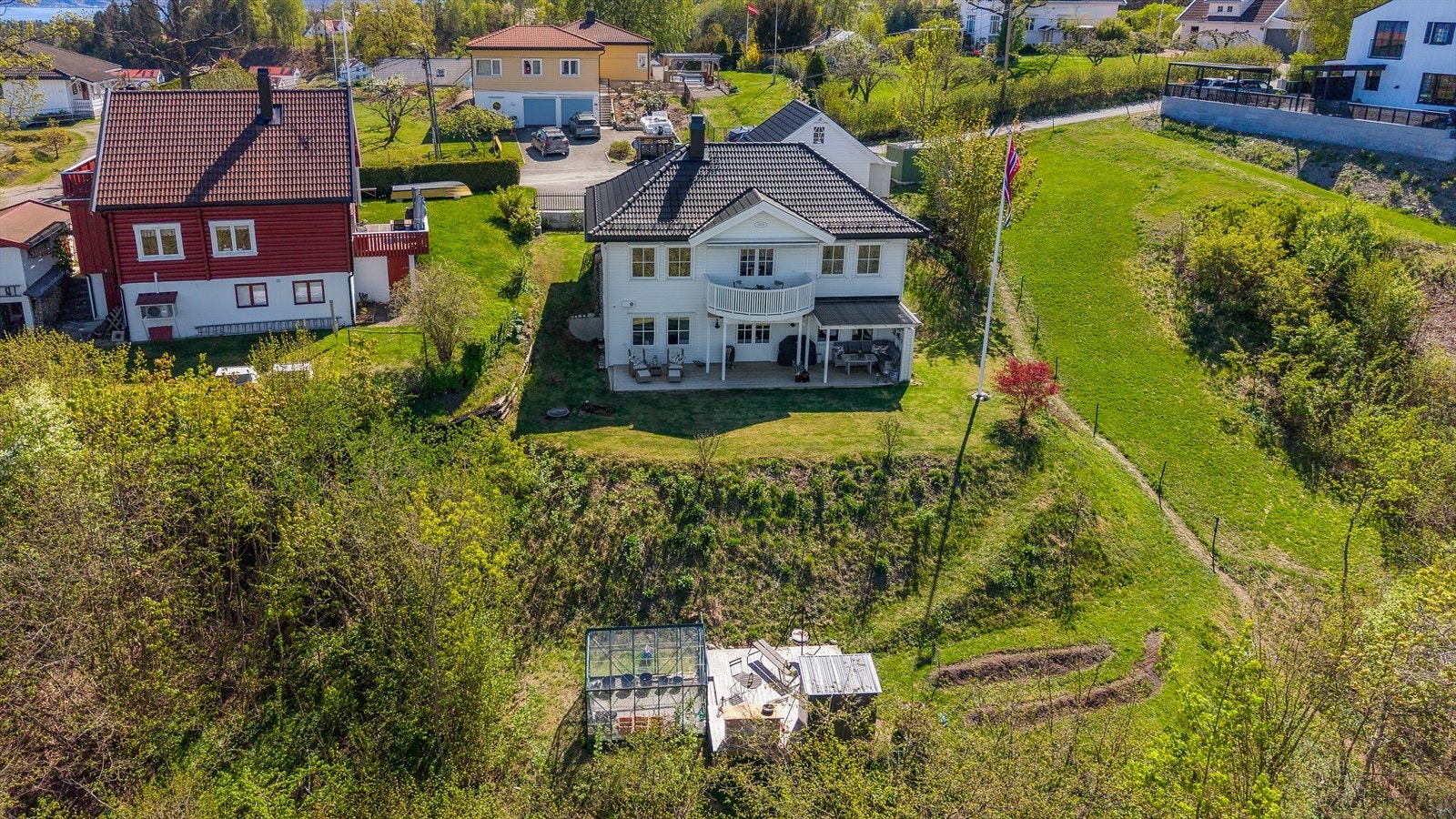 Terrassen er på 31 kvm med videre adkomst til hagen. Galleribilde