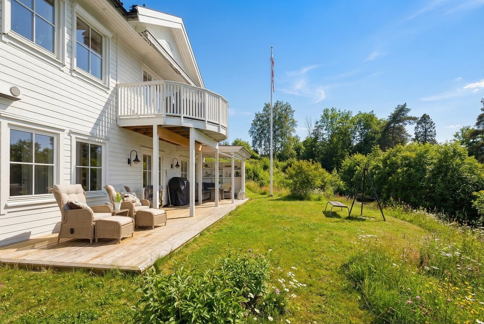 Fra stuen i underetasjen er det utgang til nordvendt terrasse. Under terrassebordene er støpt i 3 meters bredde, dekket med epoxybelegg. (Vinterbilde redigert til sommer, avvik kan forekomme) Galleribilde