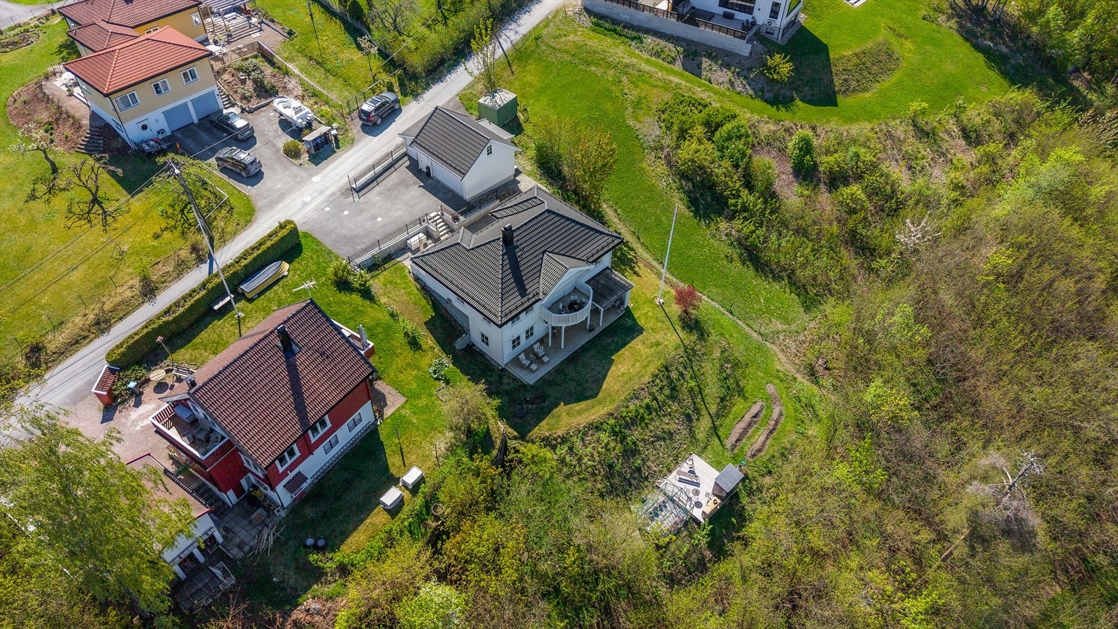 Det er installert varmepumpe som henter ut bergvarme fra borrehull. Galleribilde
