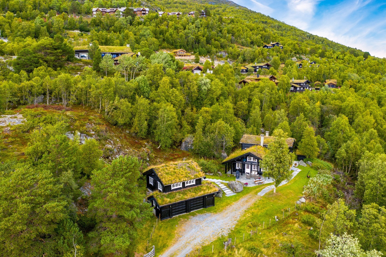 Hytta og annekset knyttes sammen av den skiferbelagte terrassen samt en flott skifertrapp. Galleribilde