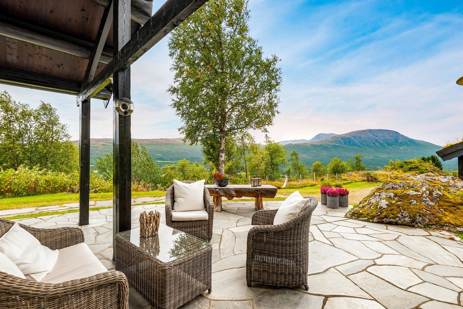 Fra stuen er det utgang til en stor og delvis overbygd terrasse av skifer, denne har varmekabler som sørger for snøfritt dekke uten at en trenger å måke. Galleribilde