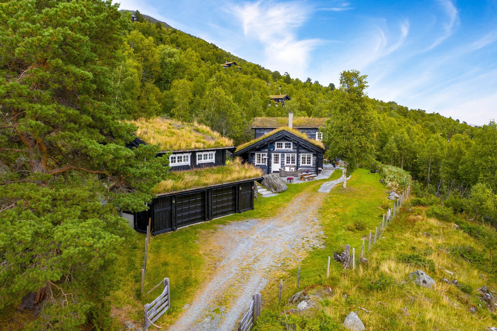 Innholdsrik og flott opparbeidet fritidseiendom med en svært skjermet beliggenhet i et attraktivt hytteområde i Stølen, med svært gode utsiktsforhold mot sentrum og Drivdalen. Galleribilde
