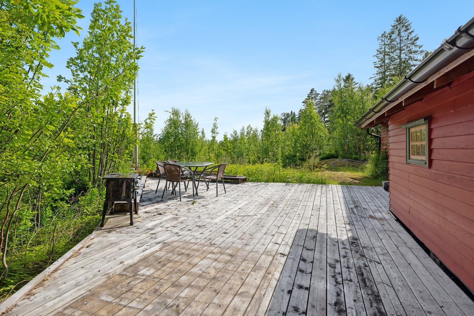 Rundt hytta strekker det seg en treplatting på hele 48 m², med god plass til utemøbler og grill. Galleribilde