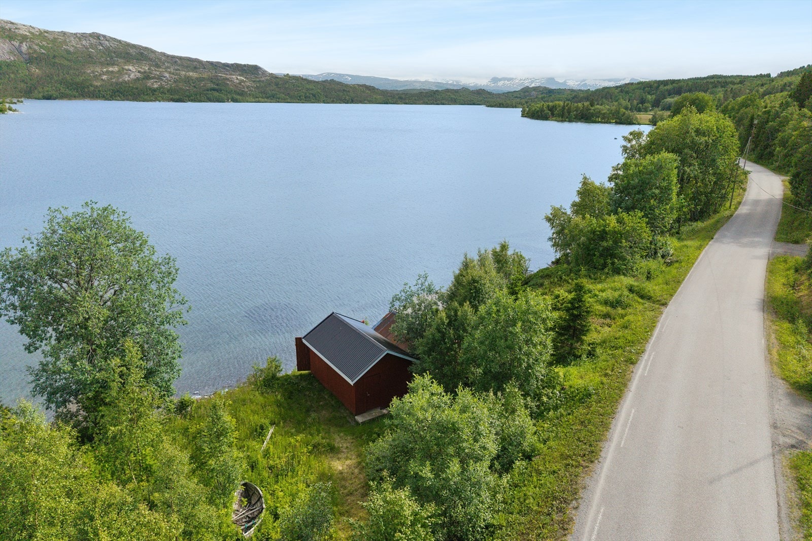 Naustet har en praktisk plassering like ved vannet og veien. Galleribilde