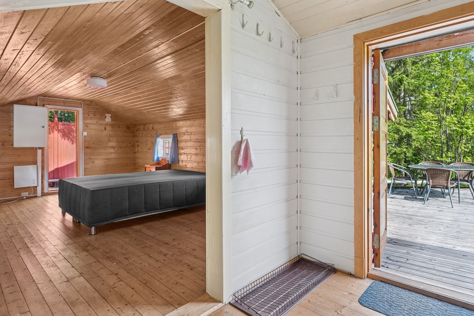 Fra inngangspartiet er det direkte utgang til den store terrassen og åpen løsning inn mot soverommet. Galleribilde