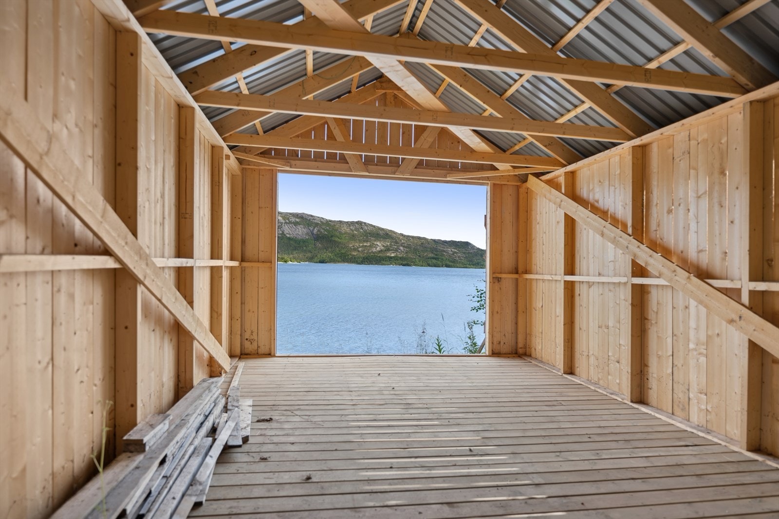 Her er det god plass for båt og utstyr. Evt. kan en slappe av og nyte den flotte utsikten over vannet. Galleribilde