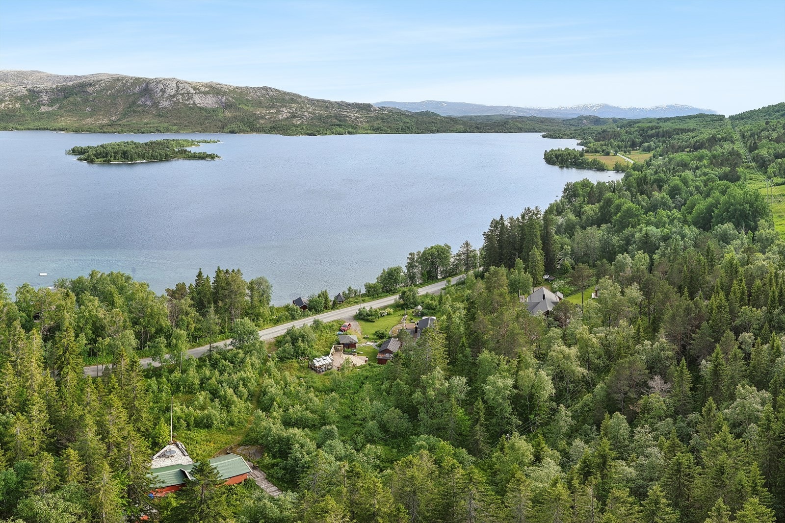 Eiendommen ligger vakkert til i et populært hytteområde, med kort vei til servicetilbud på Tverlandet (6-8 minutter). Galleribilde