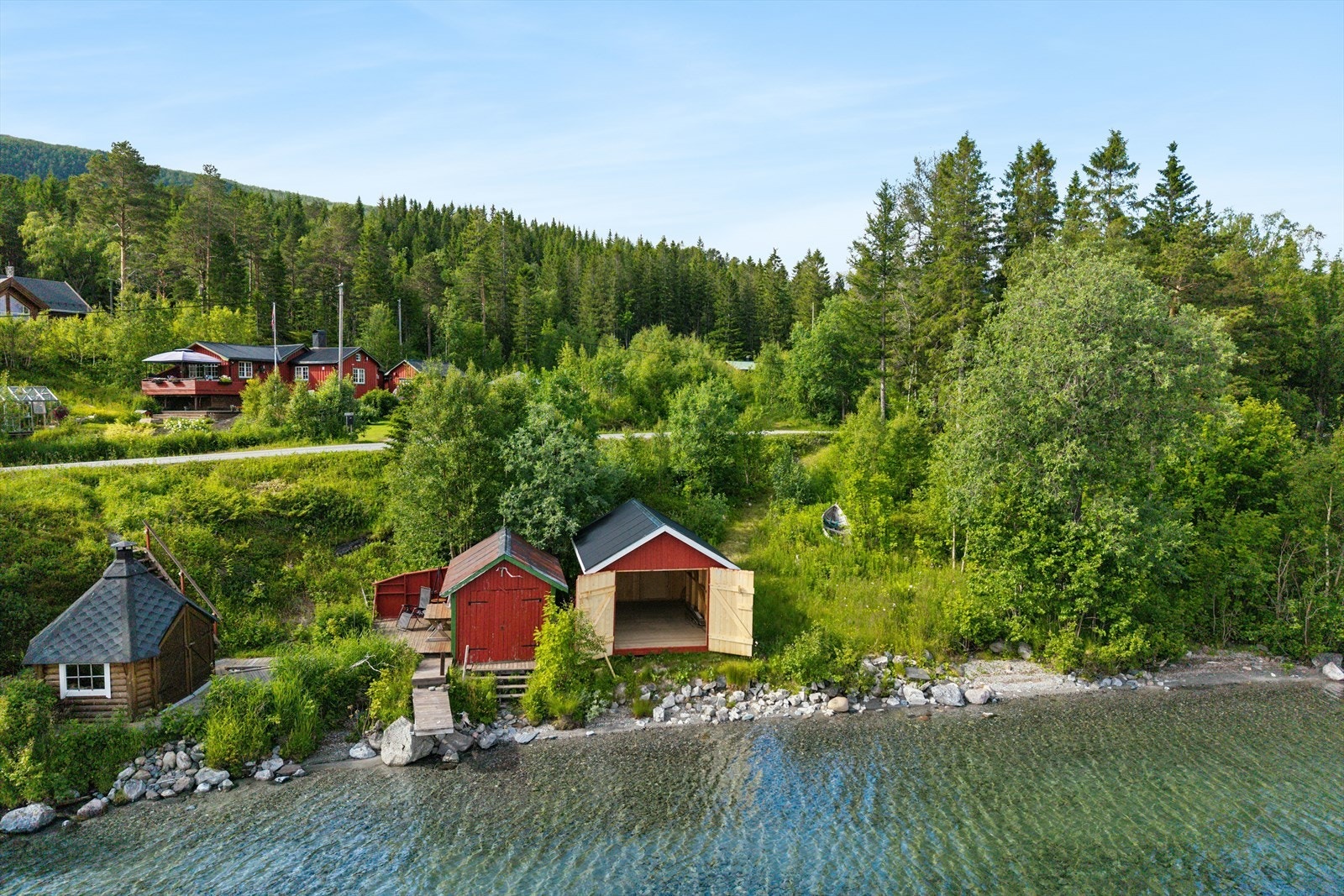 Eiendommen inkluderer et naust på 18 m² ved vannkanten, ideelt for lagring av båt og fiskeutstyr. Galleribilde