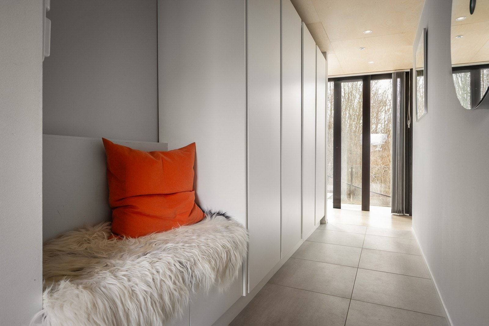 Entré/gang med varme i gulv, sittebenk og stor integrert garderobe Galleribilde