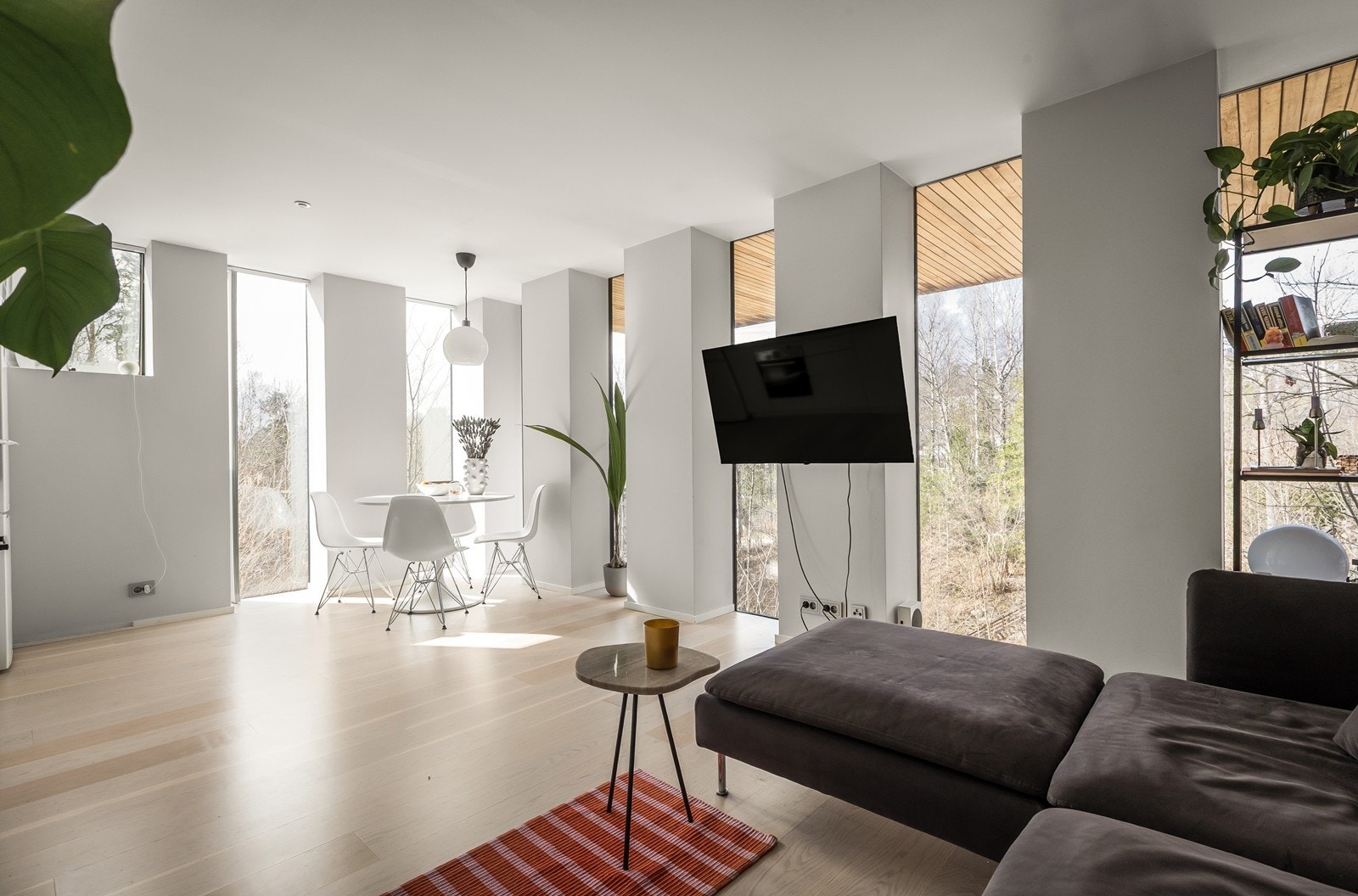 Stue i stor hybel/utleiedel med tøft design Galleribilde
