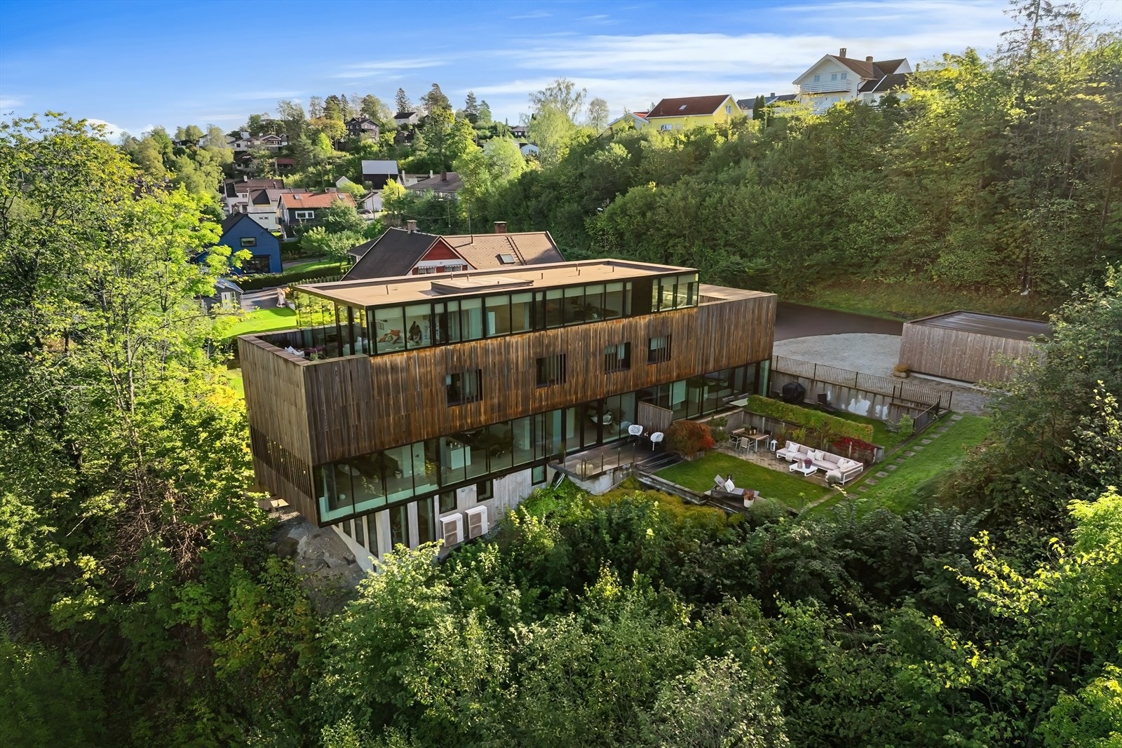 Boligen ligger innerst i blindvei. Solrik hage og takterrasse. Galleribilde