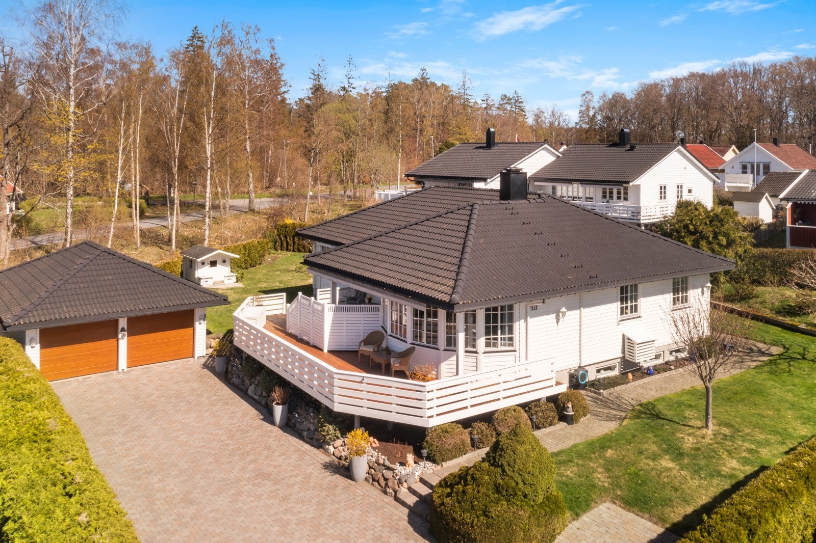 Guttulsrød Eiendomsmegling FUGLEVIK - Romslig familiebolig med flere bad og soverom - Pen hage med solrike uteplasser - Dobbelgarasje - Nær sjø og stre
