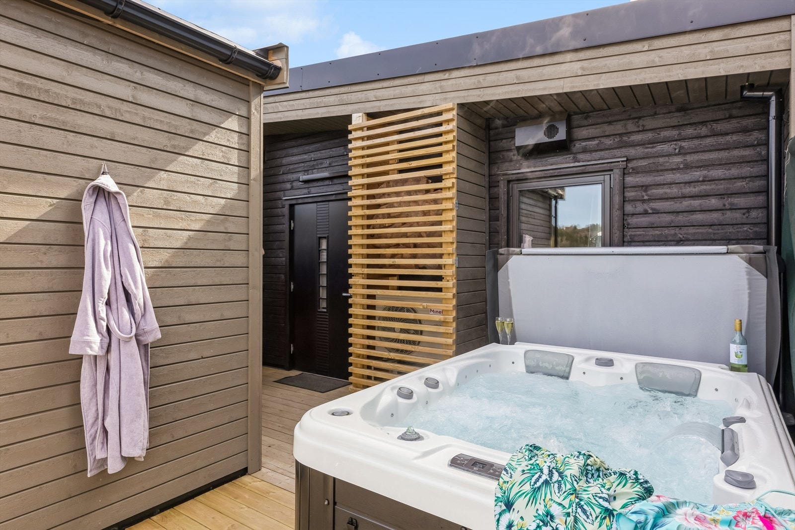 Selger har fått lagt opp strøm og innstallert en flott jacuzzi her ute i januar 2026. Denne kan kjøpes til om man ønsker dette. Her kombinerer man få kvadratmetere med store muligheter. Galleribilde