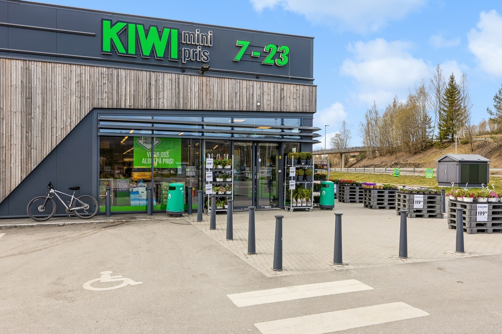 Nærmeste dagligvare er Kiwi Roa, kun en kort spasertur unna. Denne ble pusset opp for kort tid tilbake. På andre siden av veien, har man Bunnpris. Galleribilde