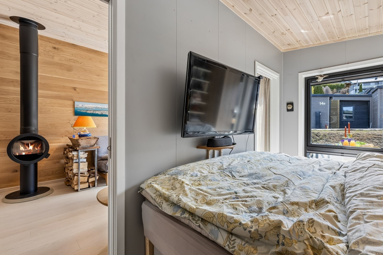 Selger har benyttet dette soverommet som en tv/stue, kontor og gjesterom. Under sengen har man laget skuffeløsning, for maksimal utnyttelse. Her bor du på liten plass, men som gir det en stor livsstil. Galleribilde
