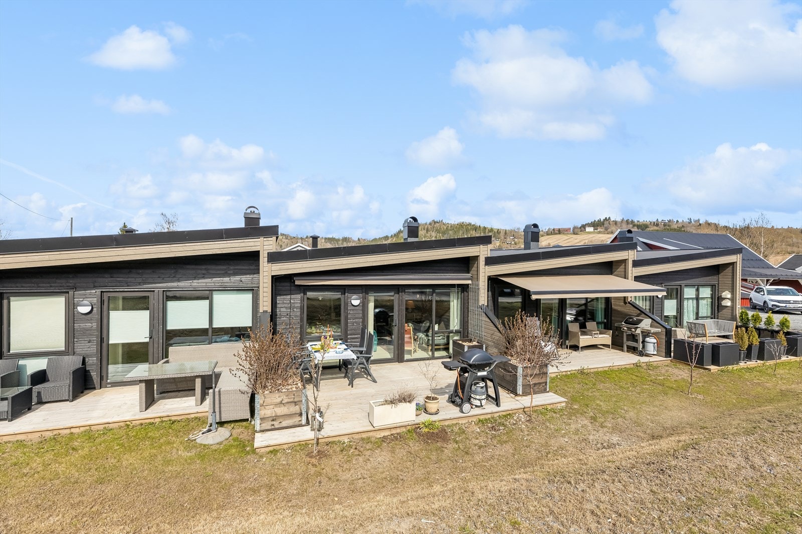 Terrassen innbyr til hygge og glede. det er montert elektrisk, kvalitetsmarkise som gjør om terrassen til en utehage ved behov. Galleribilde