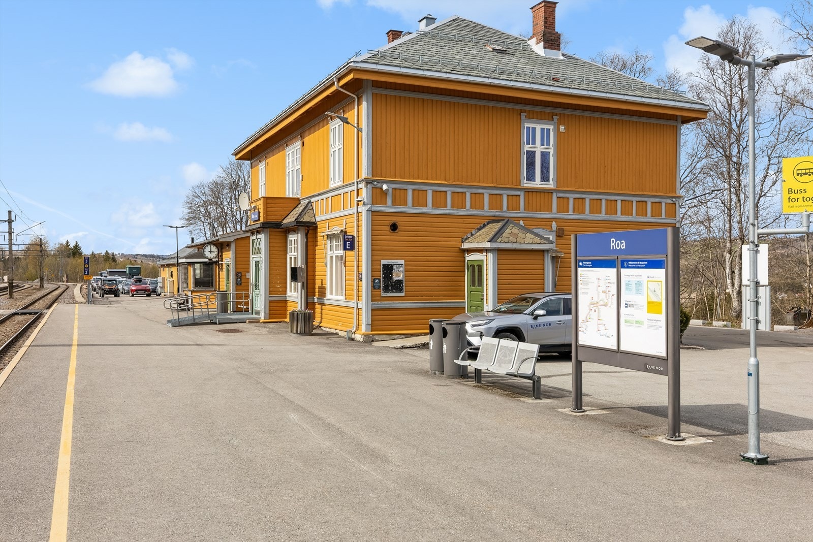 Fra Roa stasjon, ca. 11 minutters gange unna, bruker toget ca. 1 time inn til Oslo S. Galleribilde