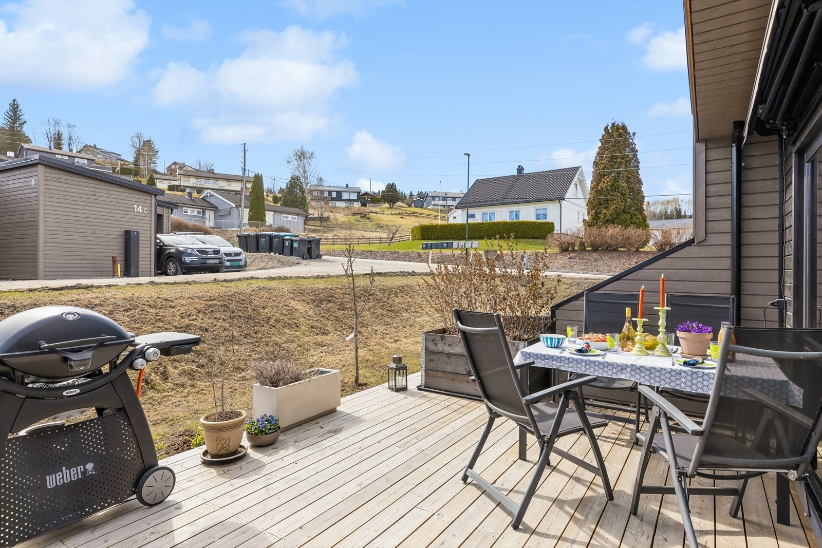 Terrassen har god plass til både sittegruppe og grill. Galleribilde