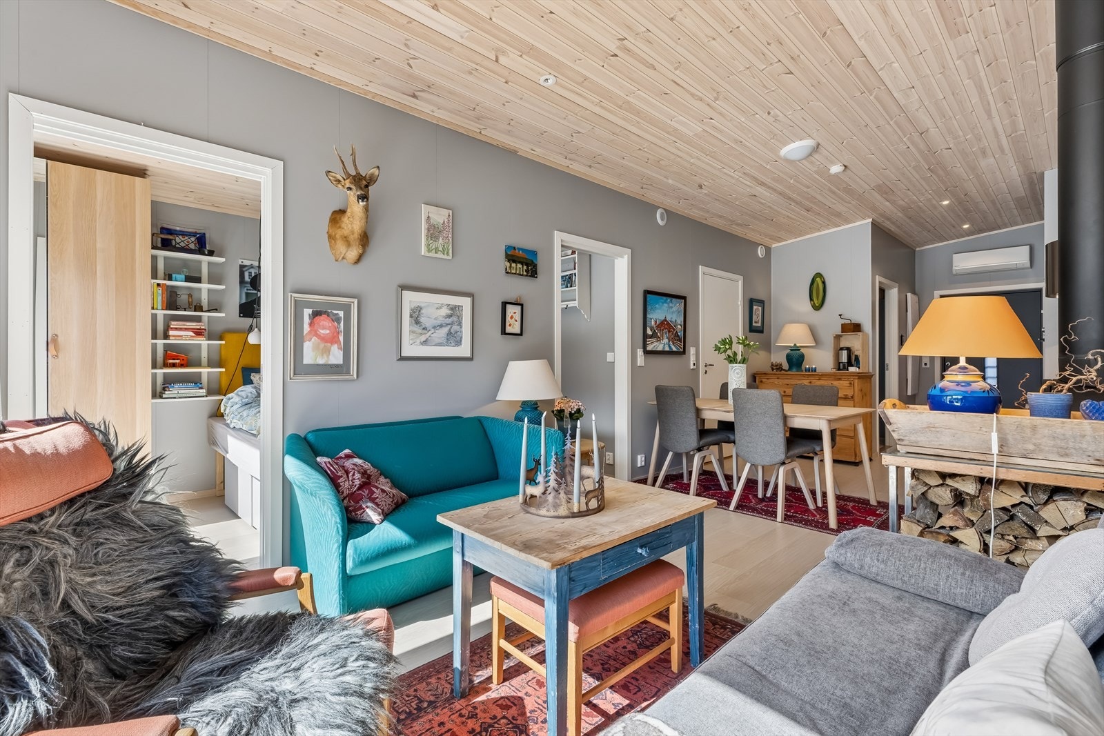 Den sosiale sonen har en god romfølelse og utgang til private uteplasser på begge sider av boligen, med et samlet terrasseareal på ca. 36 m². Galleribilde