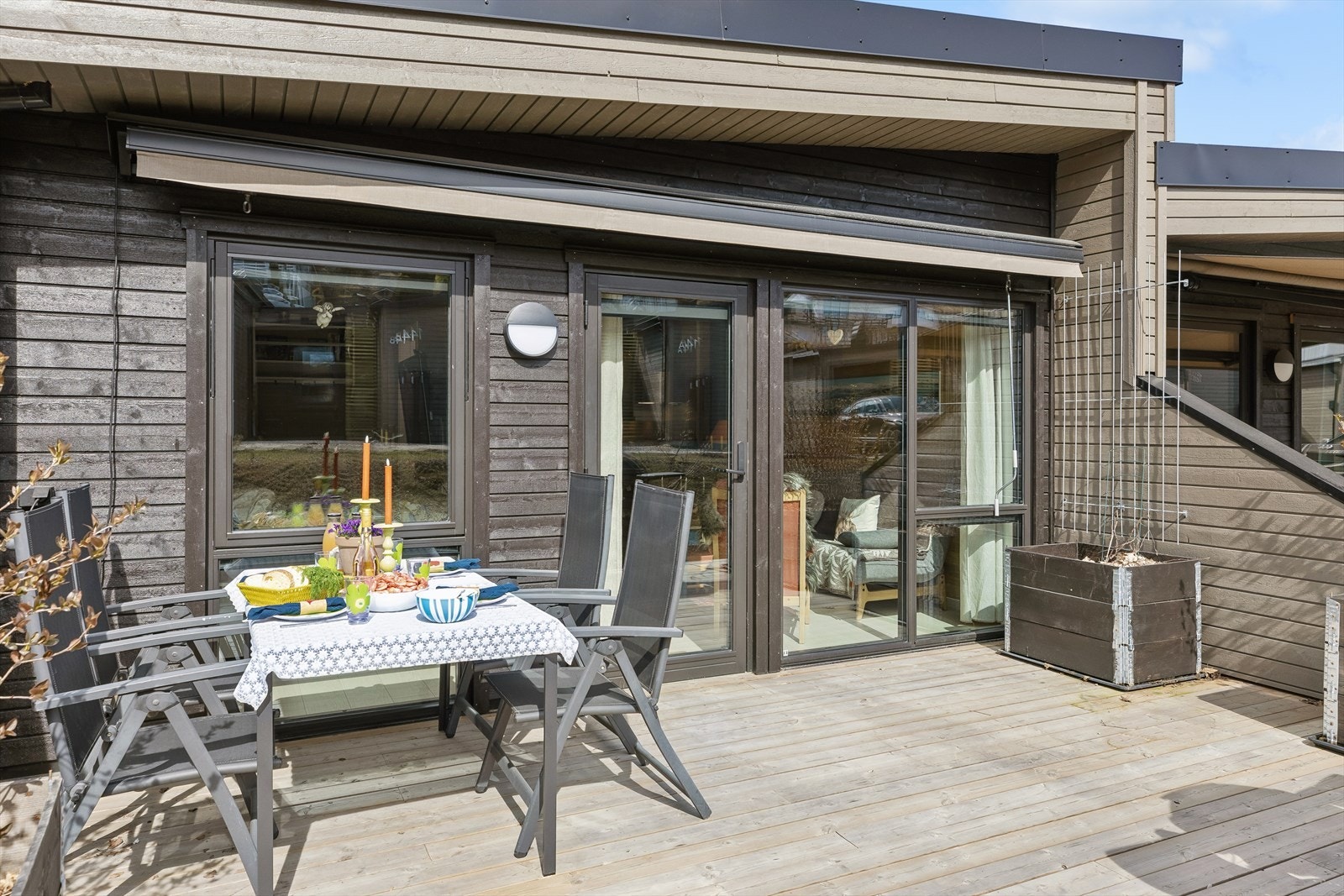 Den sørvendte terrassen er utstyrt med en ny terrassemarkise fra 2025, som gir god solskjerming. Det er godt med sol her ute fra ca. midt på dagen til kveld. Galleribilde