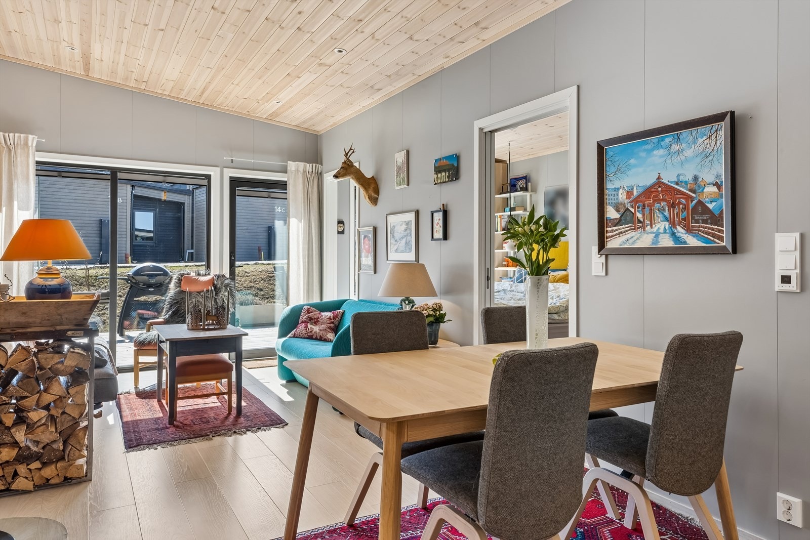 Den åpne løsningen gir god plass til både spisebord og en hyggelig sofakrok. Takhøyden gir rommet godt med luft. Galleribilde