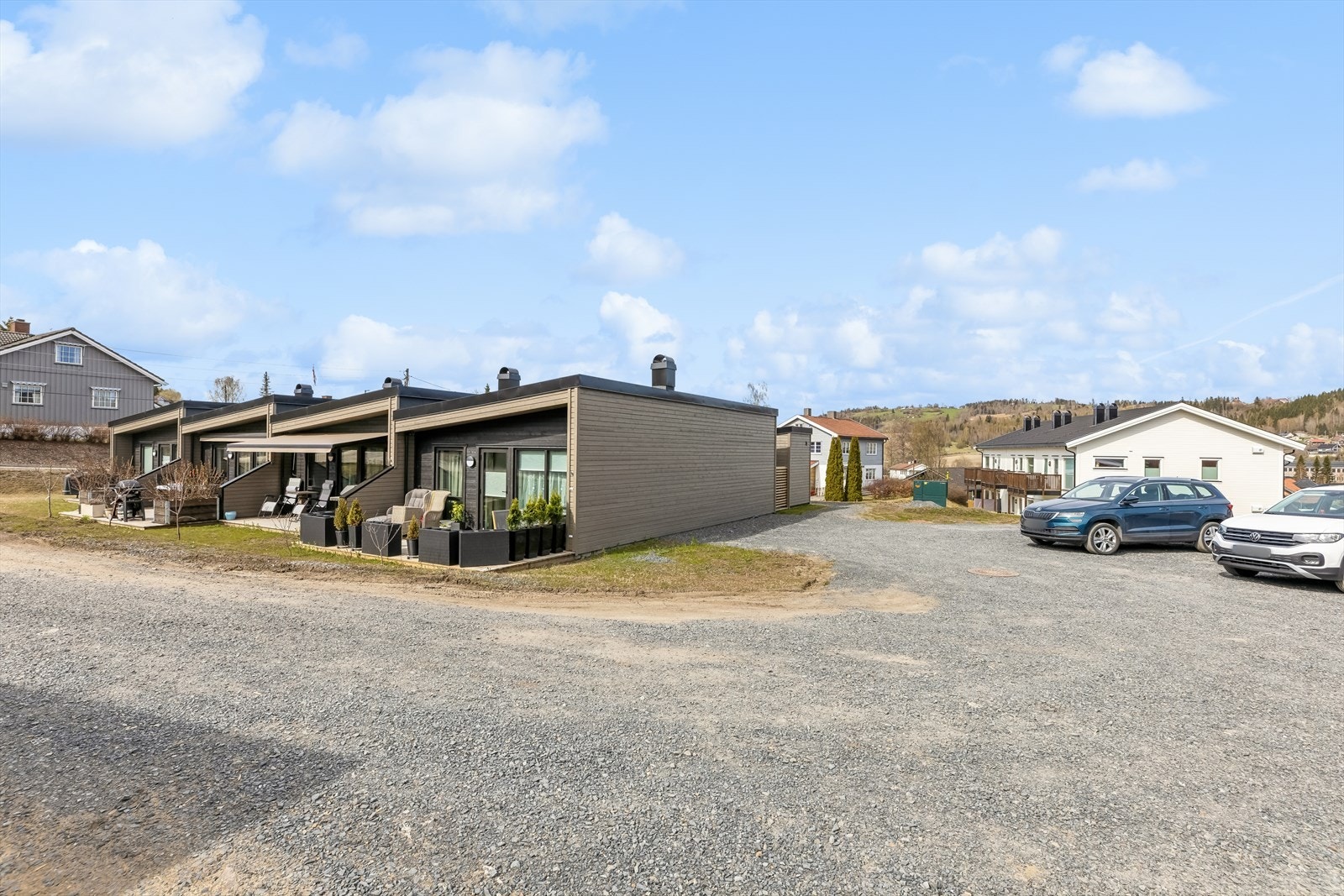 Sameiet har gruset gårdsplass med parkeringsmuligheter. Det er mulighet for å sette opp elbillader om man ønsker dette. Det er reservert parkeringsplass (nr 2 fra vestre /nord). Galleribilde