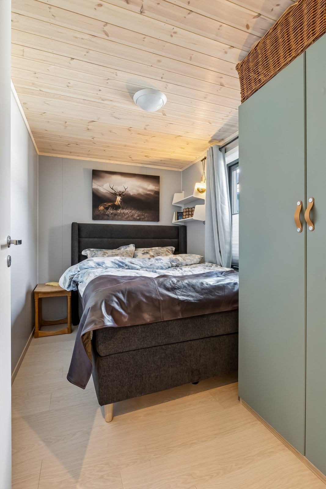 Boligen har to soverom hvor begge har plass til dobbeltseng samt skap. Dette gjør at du fint kan bo her både med og uten barn. Galleribilde
