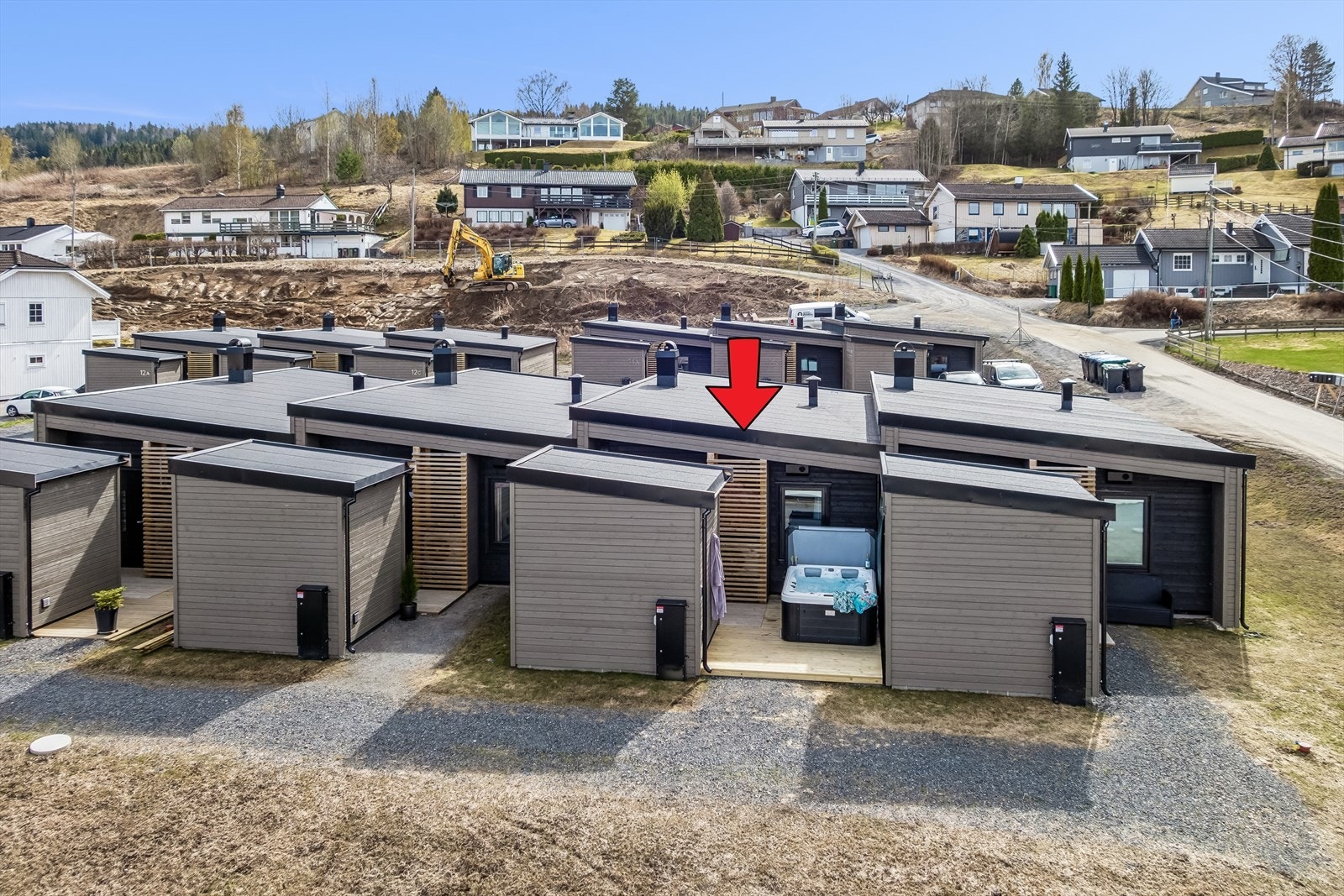 Boligen er en del av Lensmannstunet sameie, et nyere boligfelt beliggende sentralt til på Roa. Dette er den eneste av boligene i rekka som har utvidet terrasse på begge sider. Galleribilde