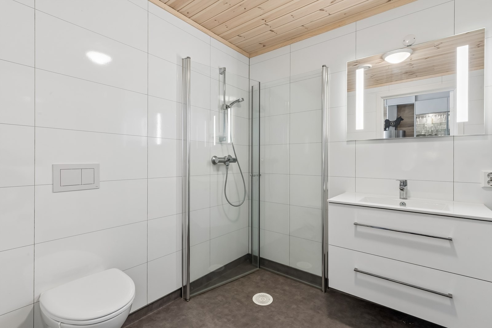Her finner du også vegghengt toalett og boligens sentrale aggregat for balansert ventilasjon. Galleribilde