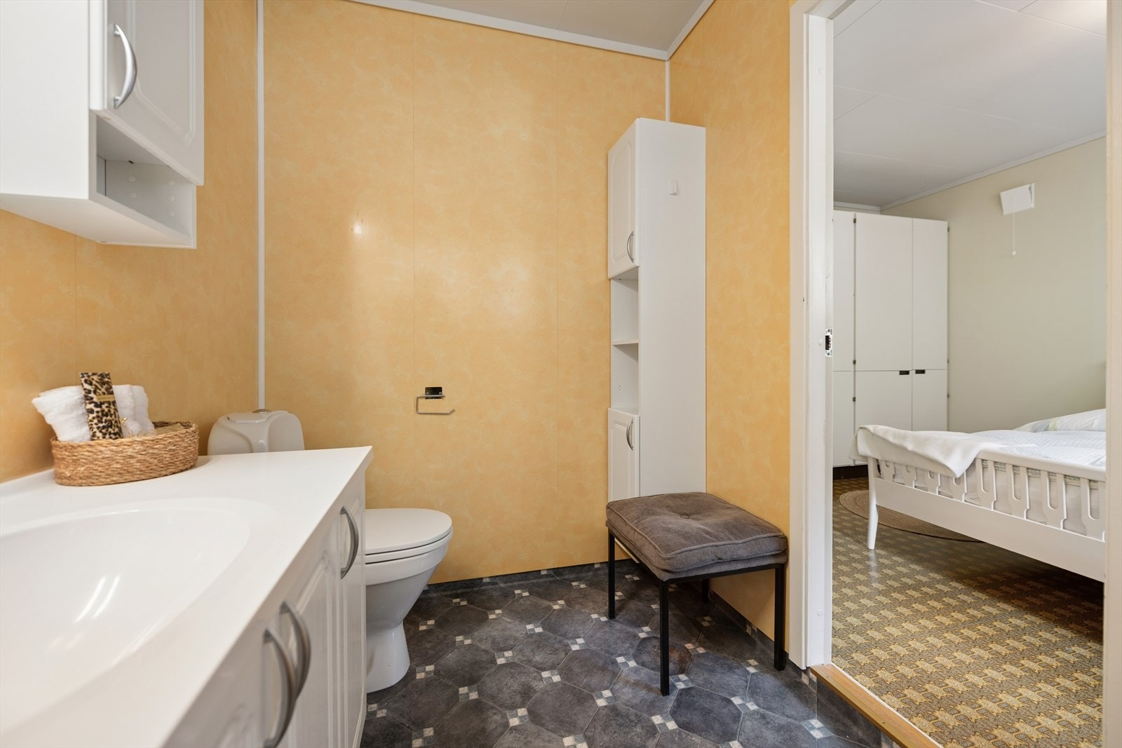Rommet er utstyrt med innredning med nedfelt servant, toalett og dusj med forheng. Ventilasjonen er naturlig. Reflektorovn som varmekilde. Direkte adkomst til soverom. Galleribilde