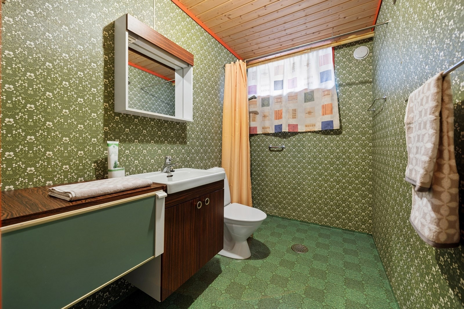Bad i kjelleren er fra byggeåret og har et totalt renoveringsbehov grunnet påviste fuktindikasjoner (TG3 i rapporten). Galleribilde