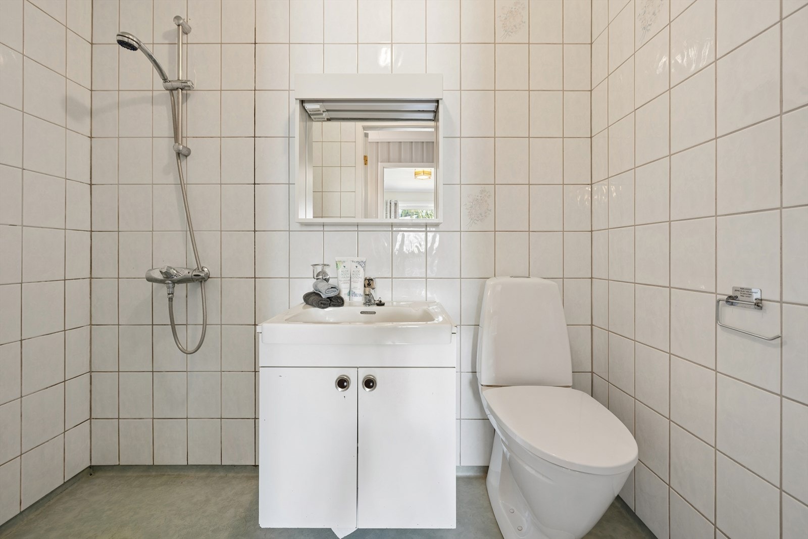 Det andre badet har også overflater fra 2005, med vinylbelegg på gulv og fliser på veggene. Utstyret inkluderer innredning med servant, åpen dusj og toalett. Toalettet ble skiftet i 2018, og det ble samtidig installert en elektrisk avtrekksvifte. Galleribilde