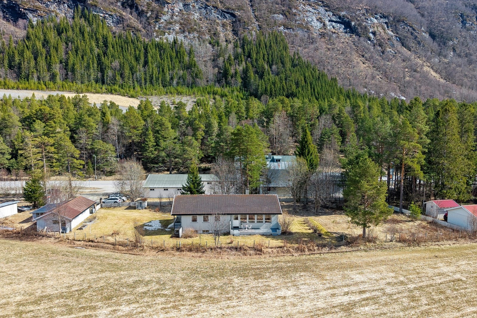 Tomten er romslig, åpen og lys, og består hovedsakelig av naturtomt. Gressplen og noe beplantning, villbringebær, rips og solbær. Utsikt mot omkringliggende natur og fjell. Galleribilde