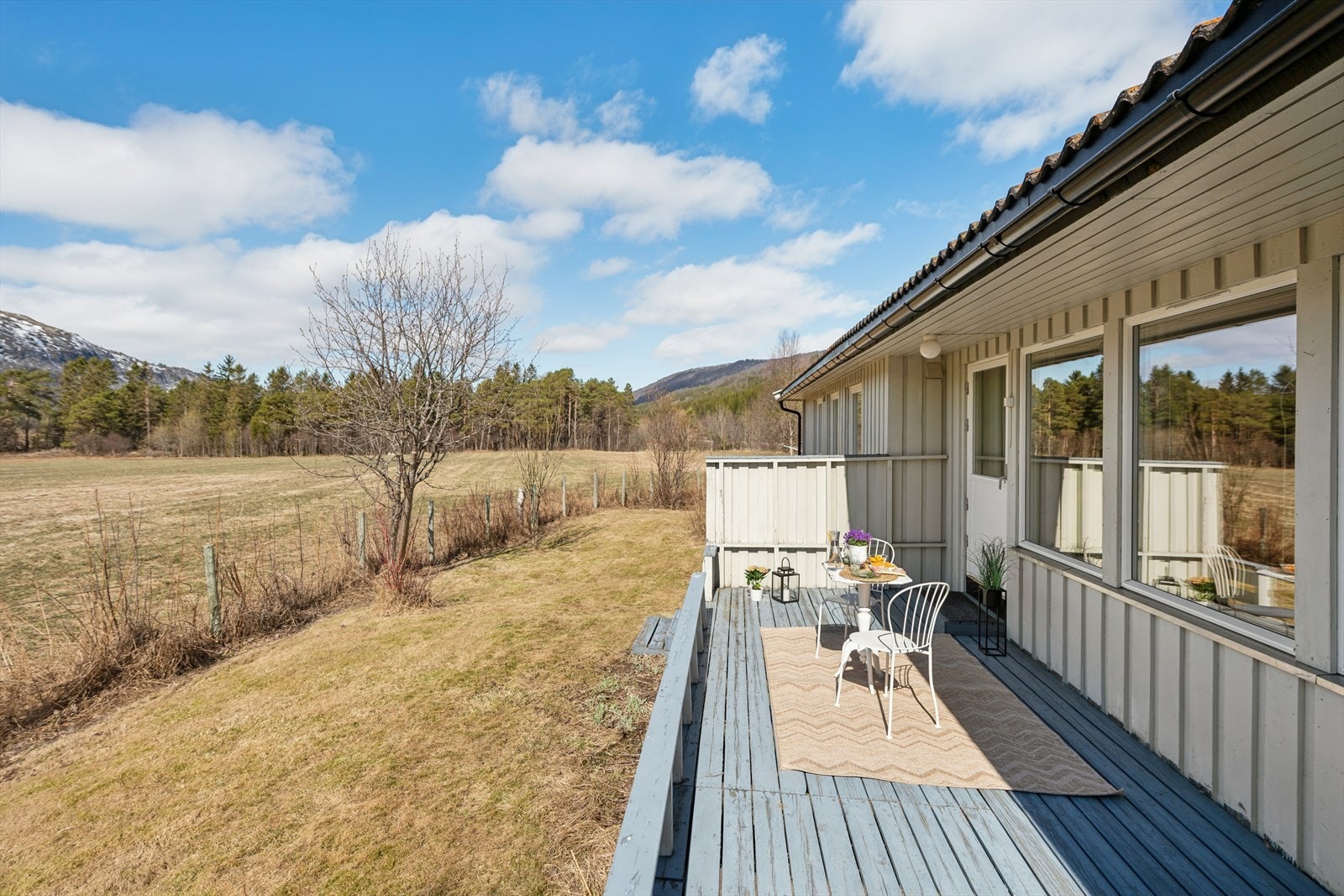 Terrassen gir en fin overgang til hagen. Galleribilde