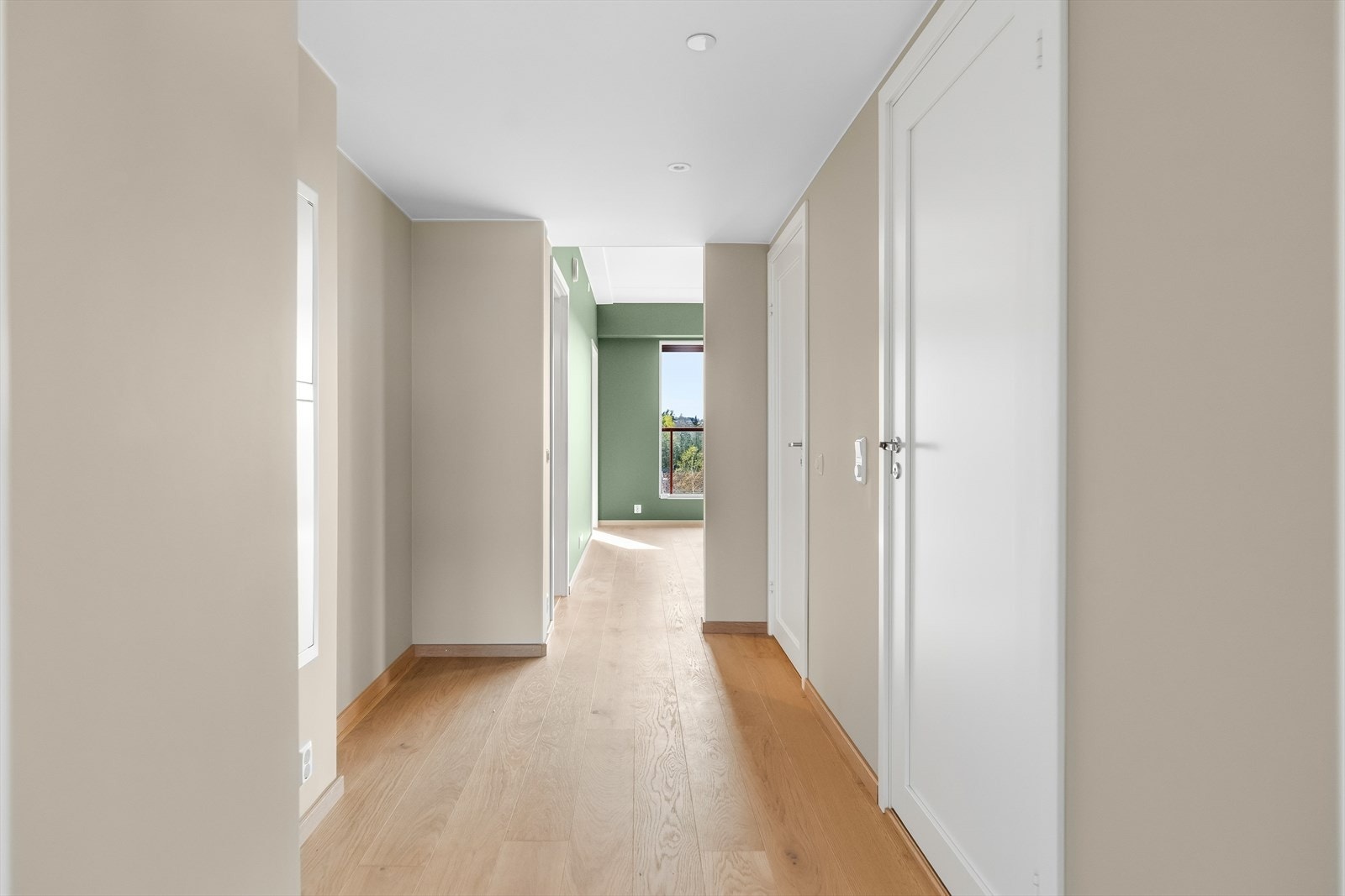 Leiligheten har en romslig og innbydende entré, med plass til å henge fra seg yttertøy og sette fra seg sko. Galleribilde