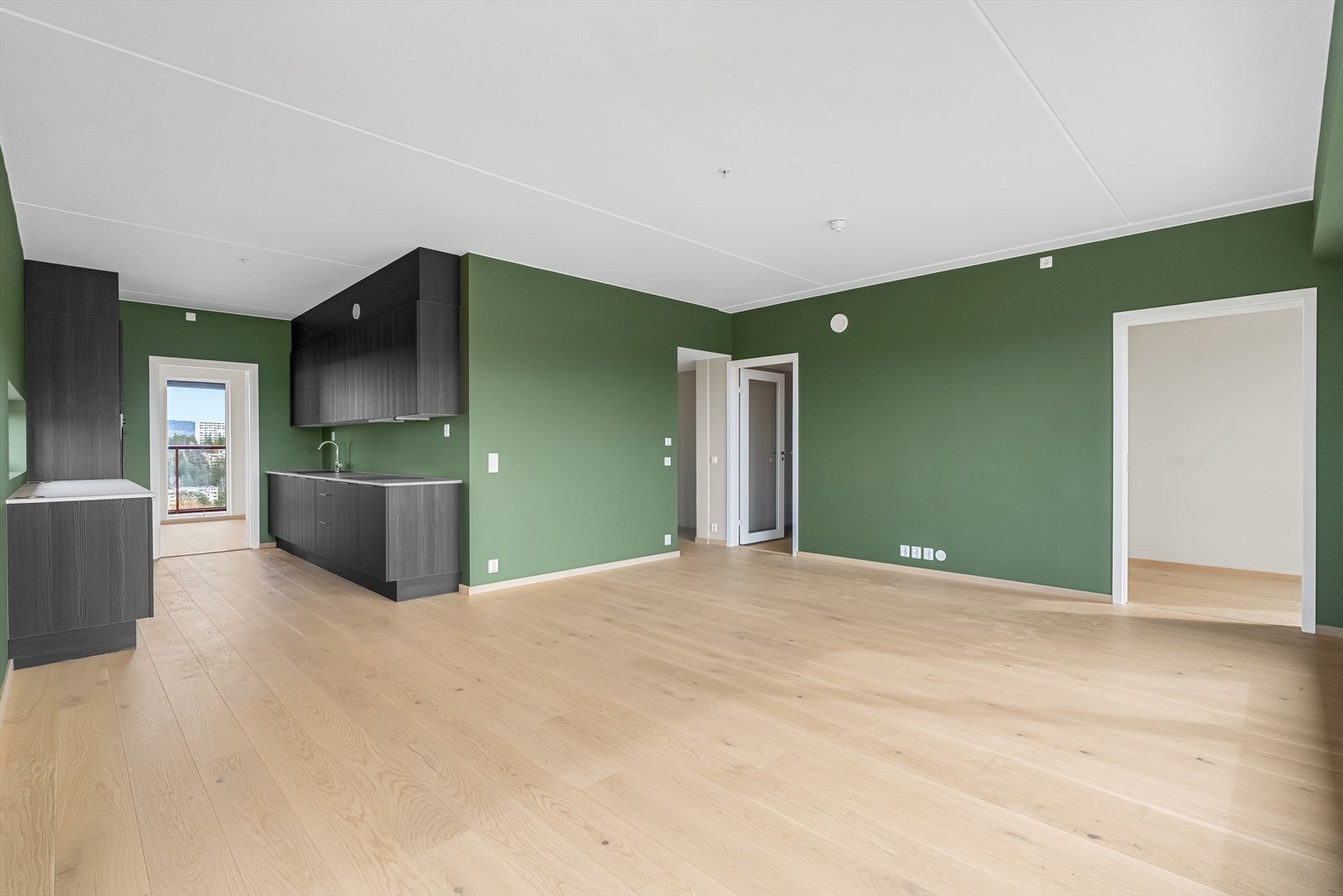Bygget har balansert ventilasjon, og det er vannbåren gulvvarme i samtlige rom foruten soverommene. Galleribilde