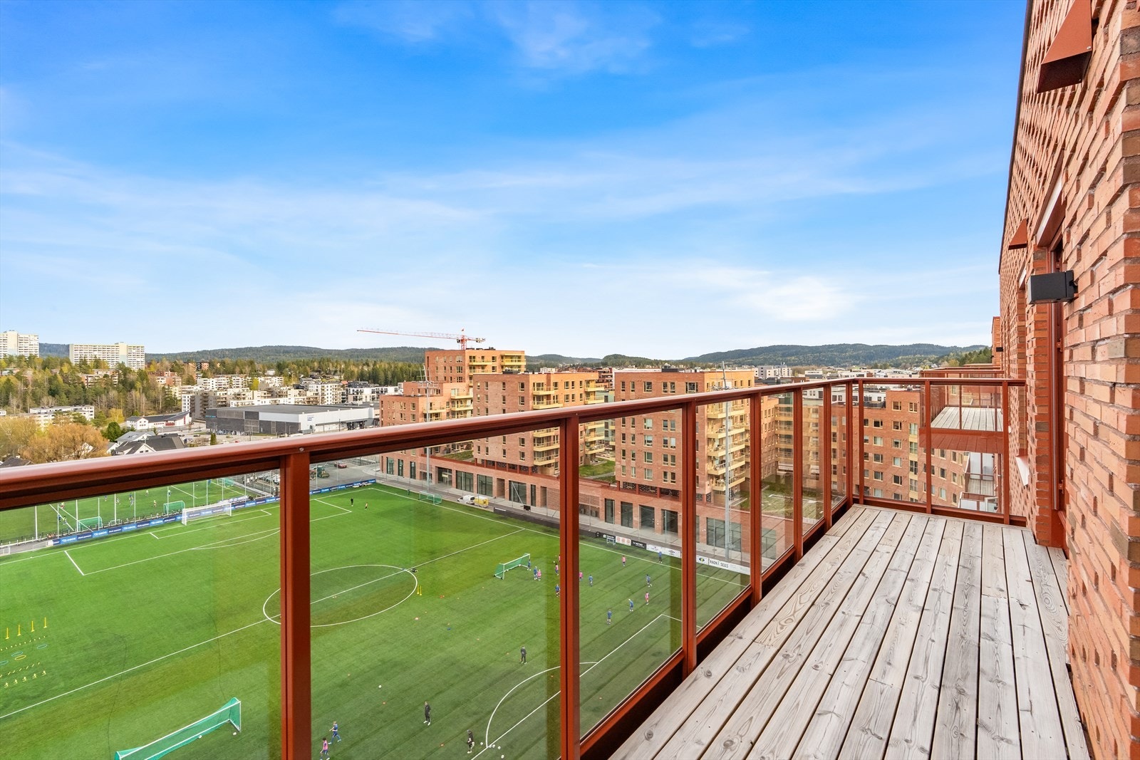 Uteplassen har utsikt ut mot Rolvsrud Arena. Galleribilde