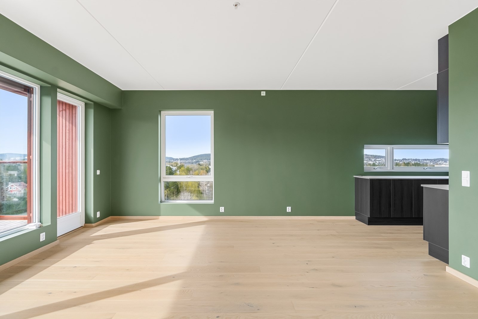 Stuen er i åpen løsning mot kjøkkenet, og byr på mange innredningsmuligheter. Galleribilde