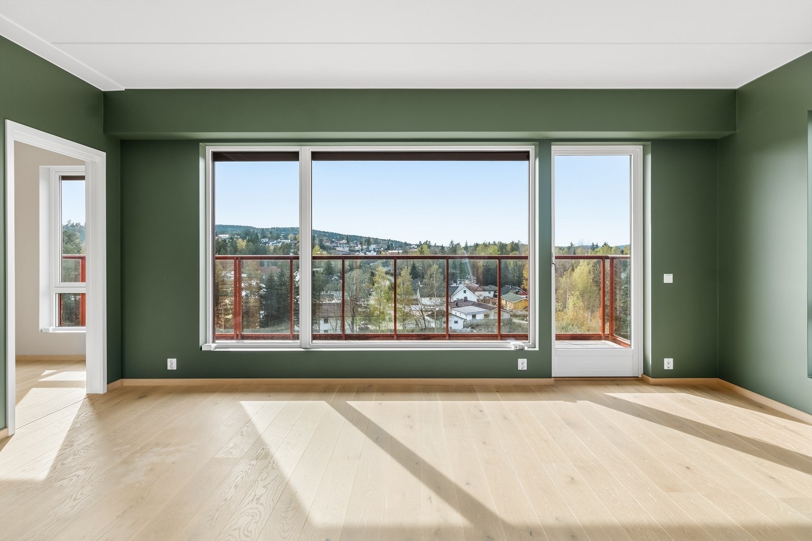 Boligen har en meget attraktiv intern beliggenhet i byggets 10. etasje, og har lysinnslipp fra tre himmelretninger. Galleribilde